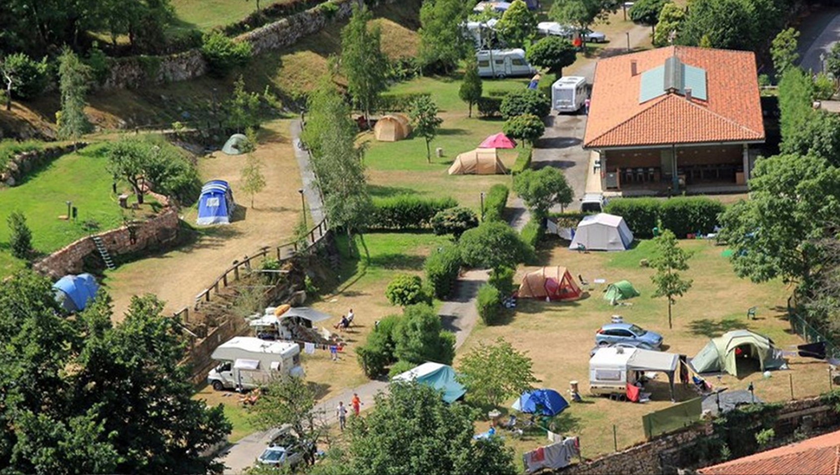 Vista general del Camping La Pomarada de Somiedo